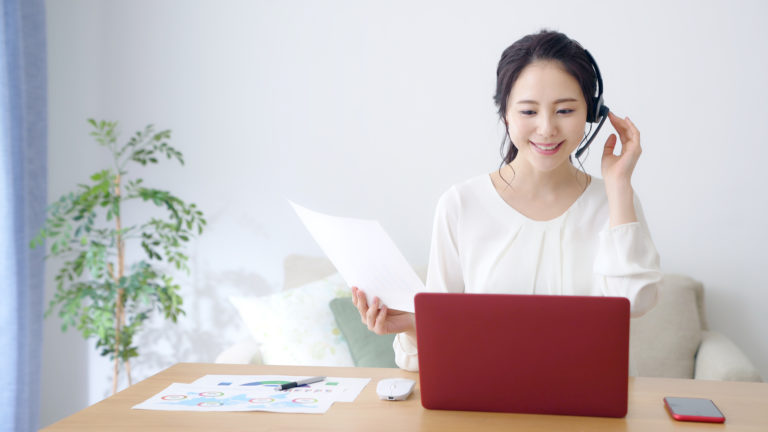 オンライン英会話を楽しむ女性の画像