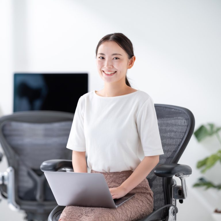 椅子に座った女性の画像