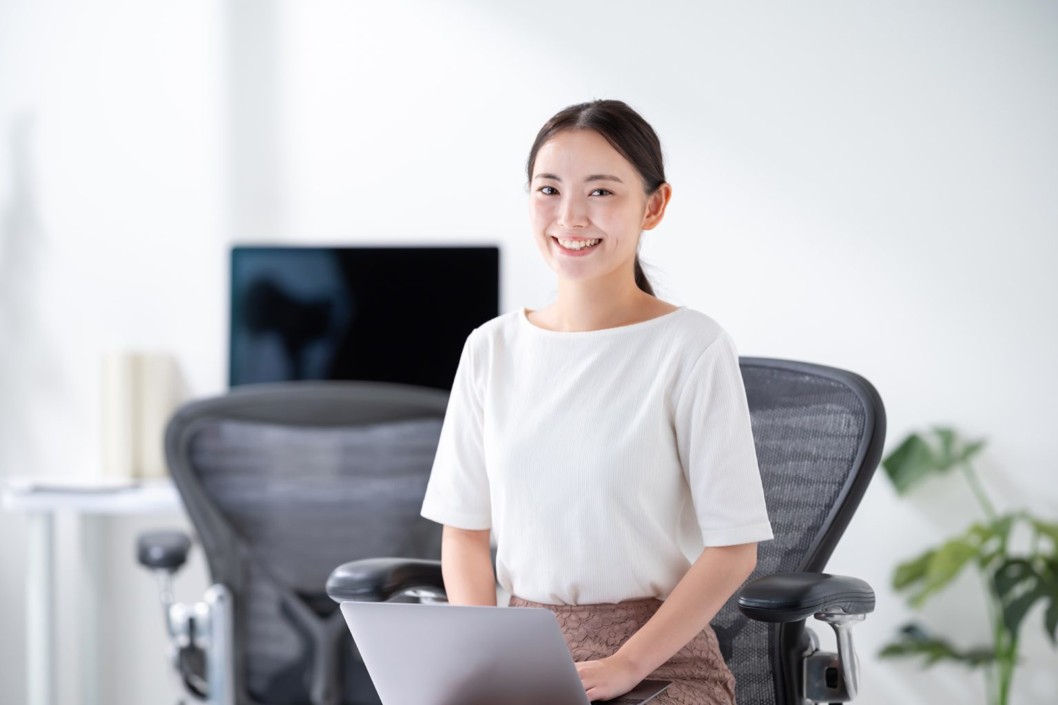 椅子に座った女性の画像